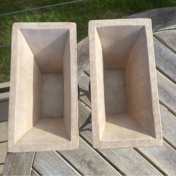 2 Cracked beige pedestal planters with gold gold monkey face - Picture 5 of 9